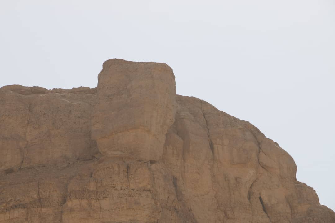 ميلان صخرة على قمة جبل حورة بمحافظة حضرموت تثير رعب ومخاوف المواطنين