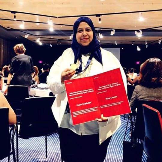 بالصورة.. تكريم إمرأة يمنية بجائزة الديمقراطية للسلام وحقوق الإنسان في أرمينيا