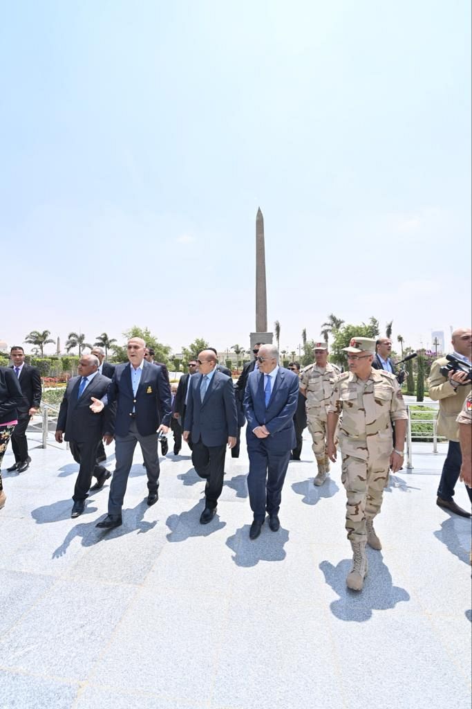 رئيس واعضاء مجلس القيادة يزورون العاصمة الإدارية المصرية (صور) 