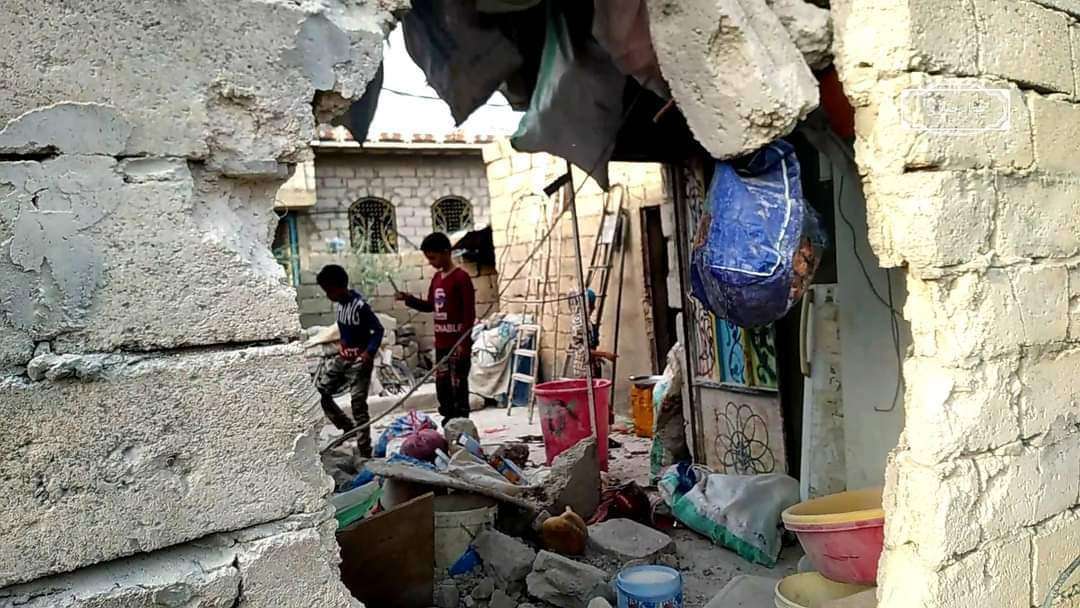 نجاة أسرة بأعجوبة عقب قصف حوثي استهدف منزلهم في الضالع.. تفاصيل 