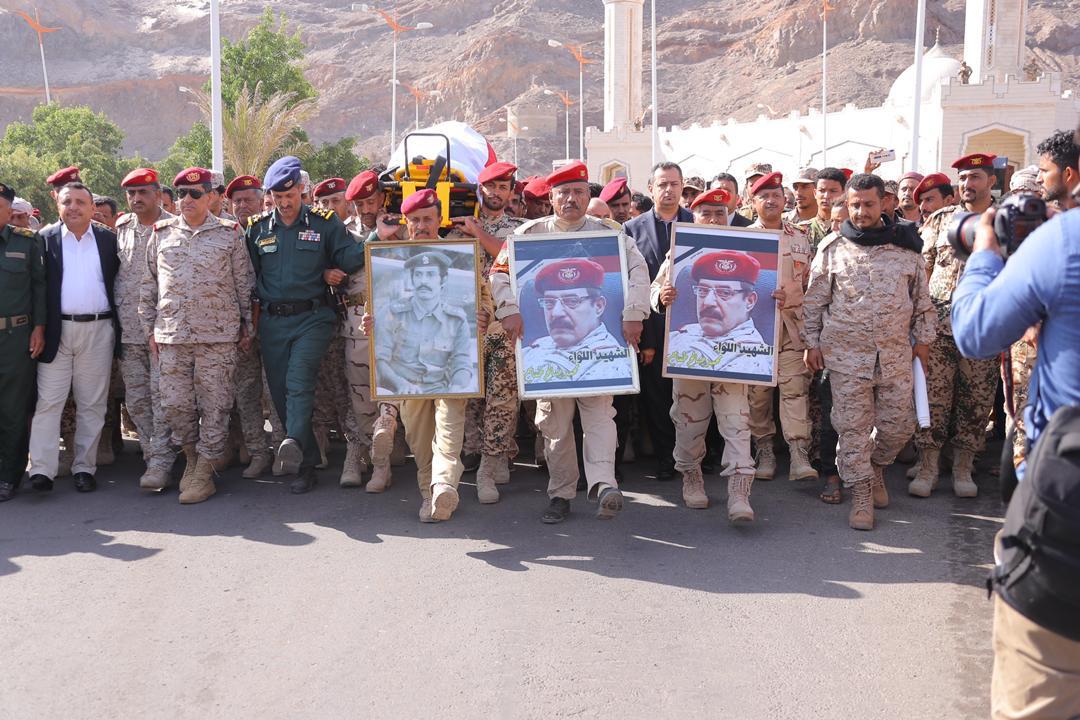 شاهد بالصور .. تشييع مهيب لجثمان الشهيد اللواء محمد صالح طماح