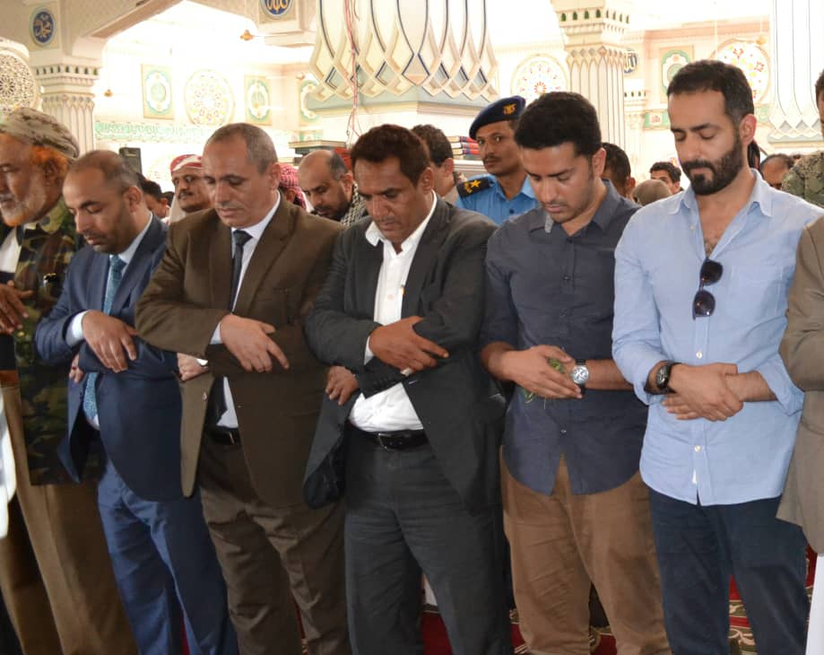 شاهد بالصور .. جنازة مهيبة لجثمان الفقيد عبدالملك سعيد ، يتقدمها وكيل أول محافظة تعز 