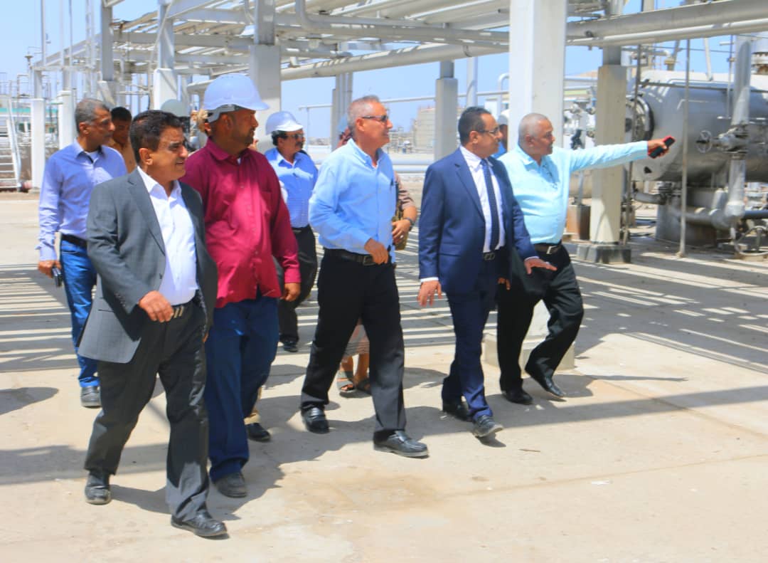 وزير النفط يطلع على سير العمل في صيانة وترميم عدد من وحدات مصافي عدن