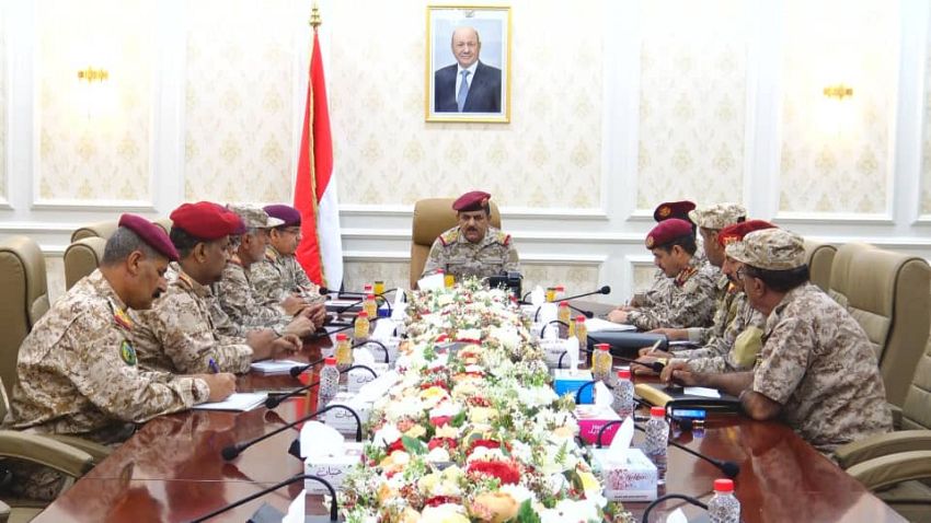 وزير الدفاع يجتمع بفريق اللوجستي في اللجنة العسكرية والأمنية المشتركة