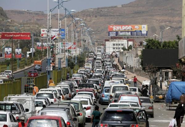 أزمة وقود خانقة في صنعاء والمليشيات تتنصل من اتفاقاتها