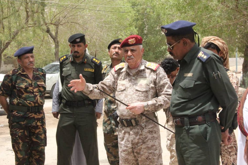 قائد المنطقة العسكرية الأولى يزور معسكرات الأمن بسيئون