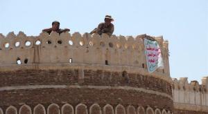 الحوثيون ينقلون (400) مختطفاً إلى موقع عسكري معرض لقصف الطيران