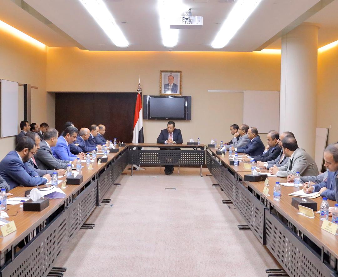 رئيس الوزراء يشدد على تفعيل كافة أنشطة الوزارات والمؤسسات الحكومية في عدن