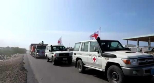 شاهد فيديو.. الحوثيون يمنعون فريقا للصليب الأحمر من دخول الدريهمي ويستولون على قافلة إغاثية