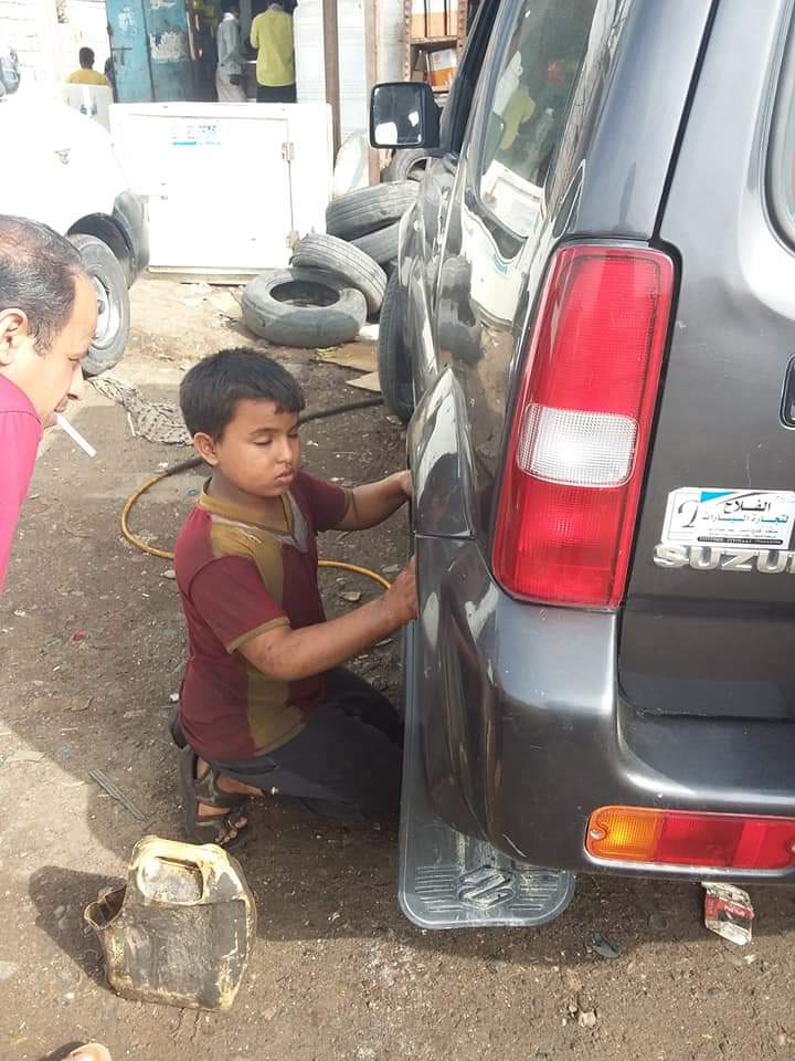 شاهد أصغر واذكى مهندس في اليمن (صور)