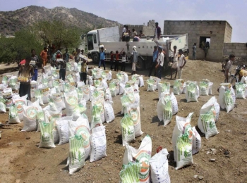 شقيق زعيم المتمردين الحوثيين يؤكد بأن المليشيات تسرق المساعدات الغذائية