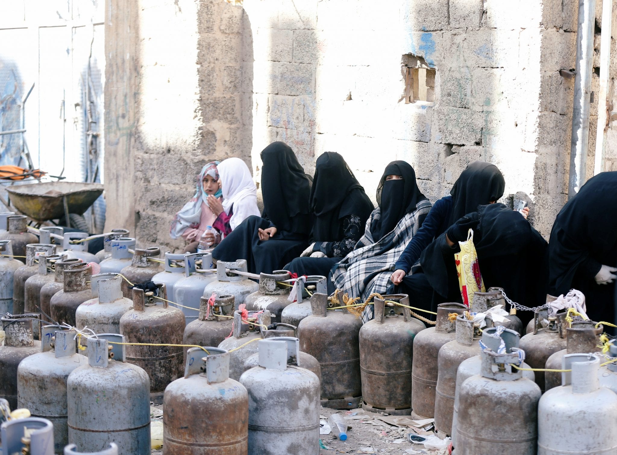 أزمة الغاز المنزلي تخنق المواطنين في صنعاء.. وازدهار كبير للسوق السوداء التابعة للحوثيين