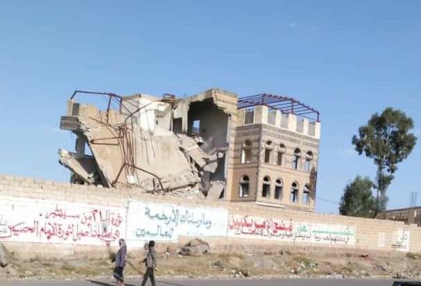 شاهد بالصورة.. الحوثيون يفجرون منزل وزير الدفاع