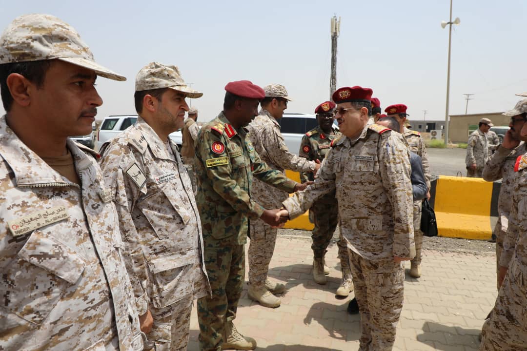 وزير الدفاع يزور مقر قيادة القوات المشتركة بمنطقة جيزان السعودية