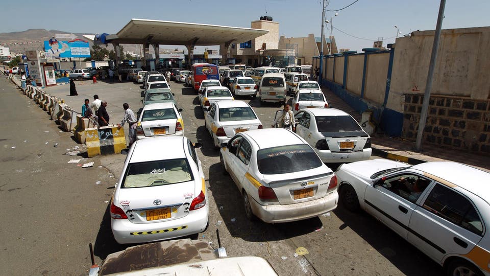 أزمة وقود خانقة في صنعاء.. طوابير لا تشمل الحوثيين