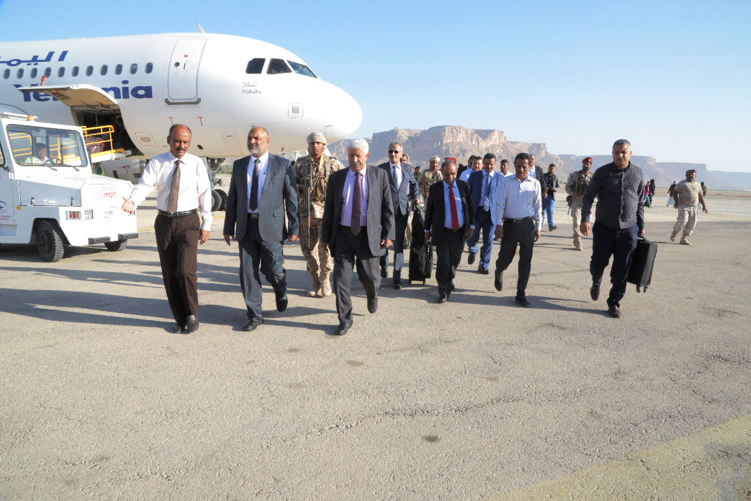 وصول وزراء ونواب وزراء إلى مدينة سيئون لمشاركة أبناء محافظة حضرموت الإحتفالات بأعياد الثورة اليمنية