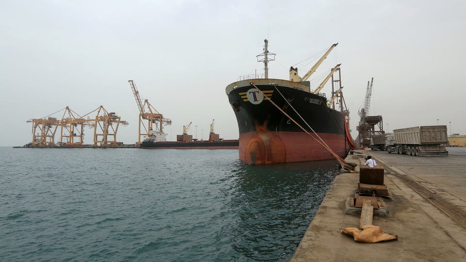 تخفيفاً من معاناة الناس : الحكومة توافق على دخول 10 سفن إلى ميناء الحديدة