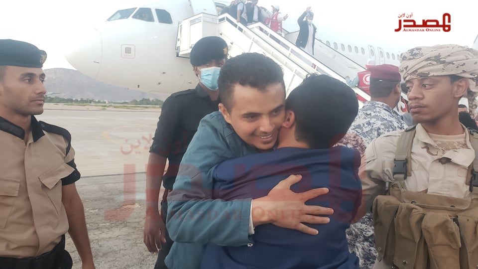 5 من الصحفيين المختطفين لدى الحوثيين يصلون مطار سيئون ضمن صفقة التبادل (اسماء + تفاصيل)