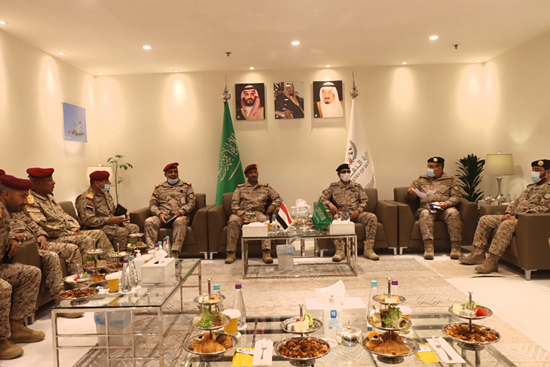 رئيس هيئة الأركان يناقش مع قائد القوات المشتركة مستجدات الأوضاع العسكرية