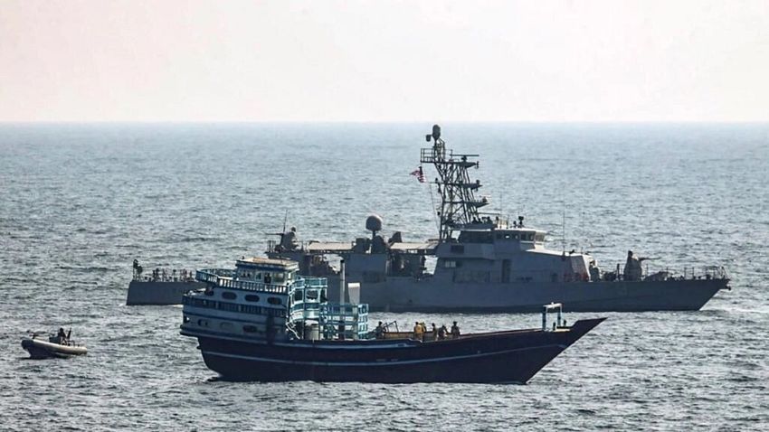 البحرية الأمريكية تعترض سفينة محملة بكميات من المواد المتفجرة في طريقها إلى الحوثيين