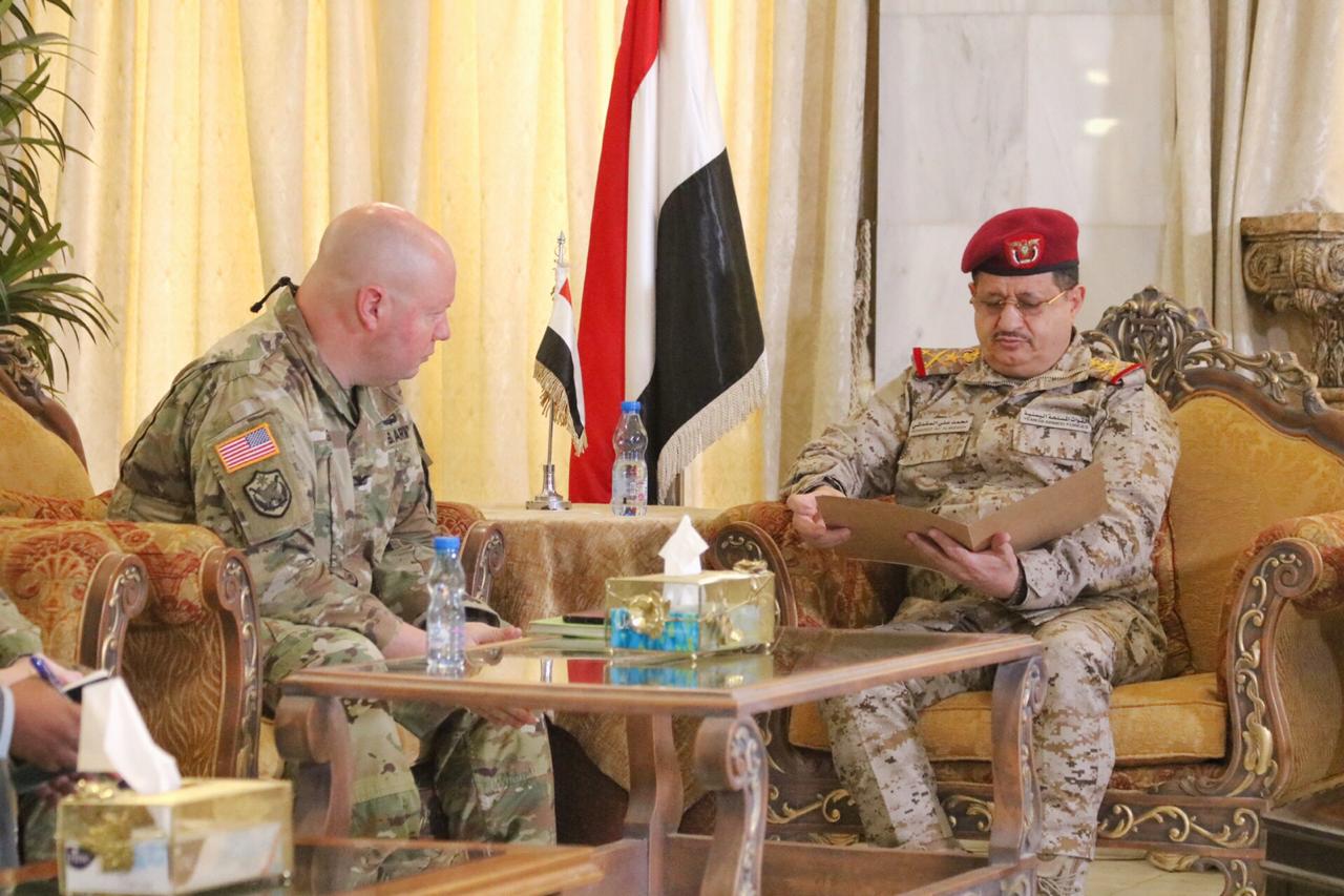 وزير الدفاع يبحث مع الملحق العسكري الأمريكي بناء قدرات الجيش اليمني ..«تفاصيل»