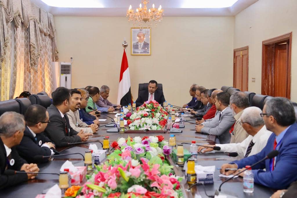 رئيس الوزراء يشدد على أهمية تحديث وتطوير مناهج الدراسات العليا في الجامعات اليمنية (تفاصيل) 