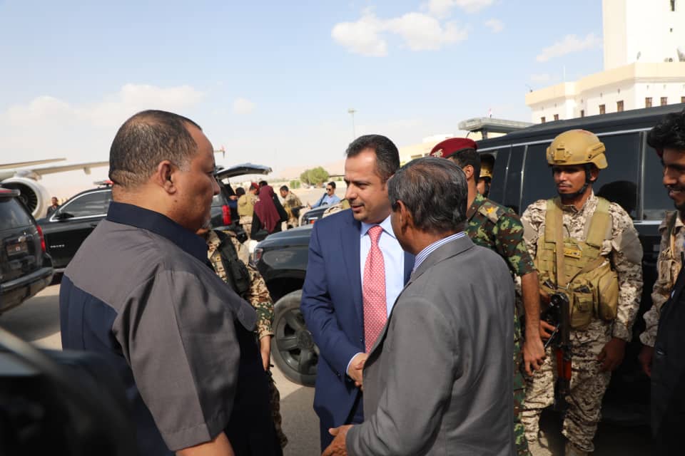شاهد بالصورة محافظ حضرموت في وداع رئيس الوزراء بعد زيارة لمدينة سيئون استغرقت 5 أيام