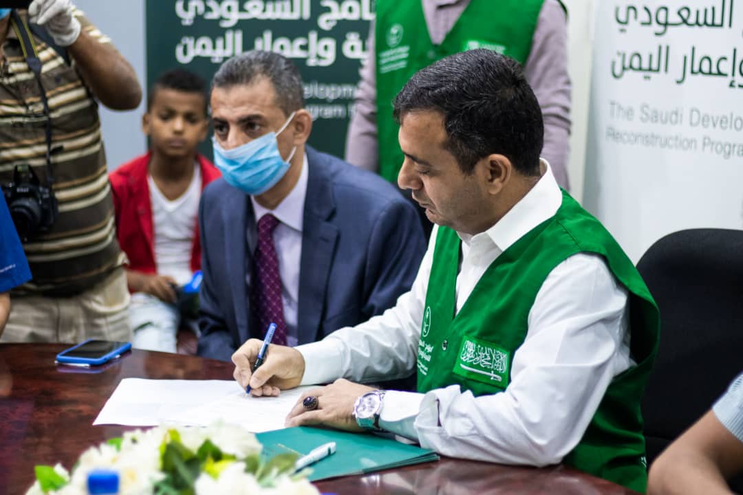 (البرنامج السعودي) يوقع اتفاقيات جديدة لرصف وتأهيل وإنارة عدد من طرق وشوارع العاصمة عدن