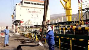 اللجنة الإقتصادية: توجيهات رئيس الوزراء تقضي بمنح السفن المحملة بالمشتقات النفطية وثائق الدخول للموانئ اليمنية والتفريغ خلال 3 ساعات