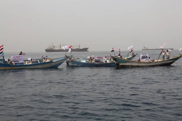 صيادون يمنيون يجددون رفضهم لتواجد السفينة الإيرانية المشبوهة "سافيز" بالمياه الإقليمية