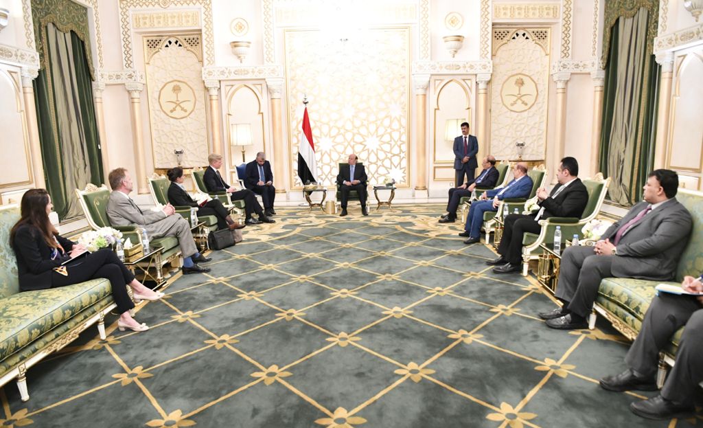 رئيس الجمهورية يستقبل المبعوث الأممي الى اليمن..  صورة