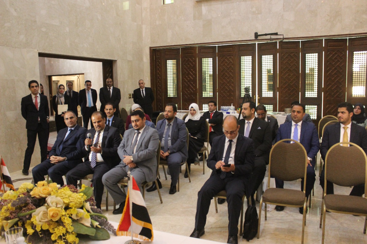السفير المصري يكرم 46 دبلوماسياً يمنيا