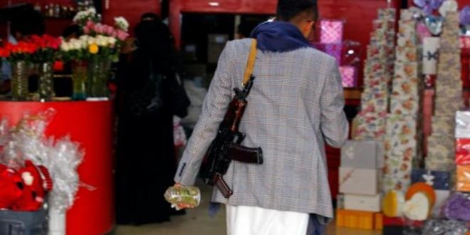 فتاة توجه إهانة مباشرة للحوثيين وترفض إرجاع هدية «عيد الحب» (صورة)