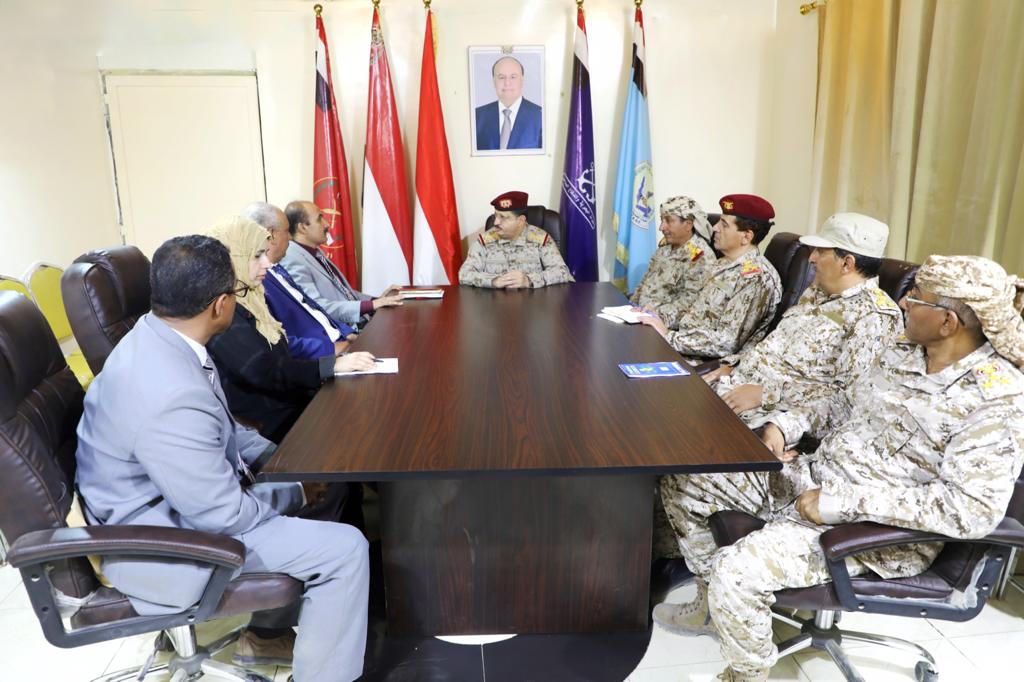 وزير الدفاع يلتقي أعضاء لجنة التحقيق ويؤكد التزام الجيش بحقوق الانسان