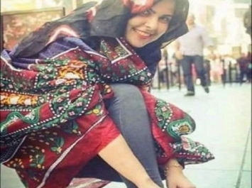 صنعانية تذهل الناس وسط شارع حدة بهذه الحركة التي لايقوم بها الا الرجال.. 