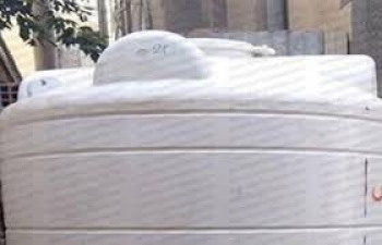  فيديو مذهل يمني يحول ''خزان مياه'' الى ''منزل متكامل'' ويبتكر بابداع نادر حلا لمشكلة توفير مسكن لاسرته !