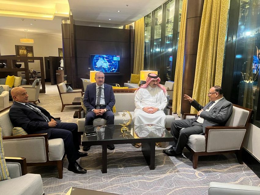 وزير النقل يناقش مع السفير السعودي سير المشاريع المنفذة بمطار عدن