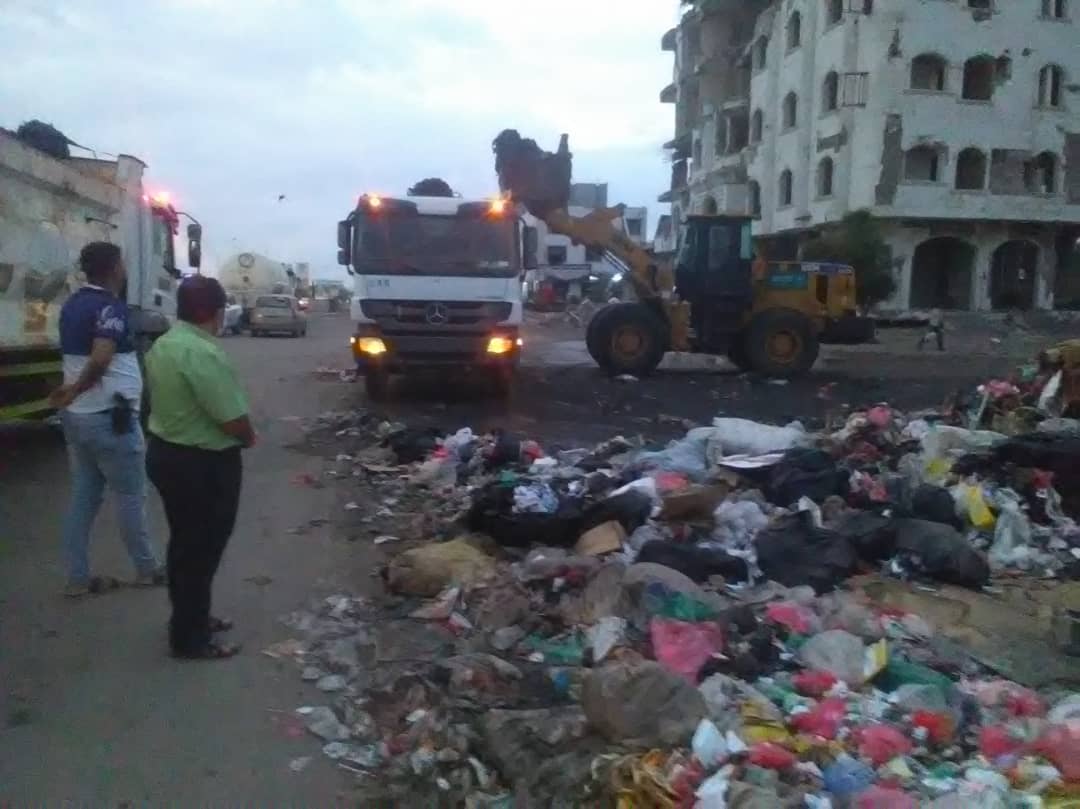 *نائب مدير نظافة عدن : رفع أكثر من 11 ألف طن من مخلفات القمامة خلال إجازة عيد الفطر المبارك*