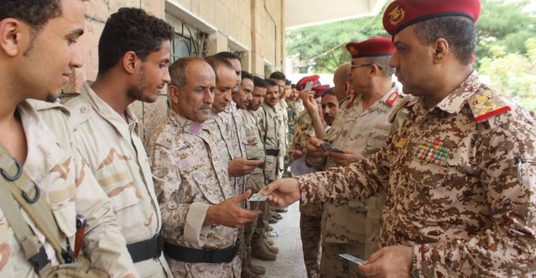 تدشين توزيع البطائق الالكترونية لمنتسبي الجيش الوطني بتعز