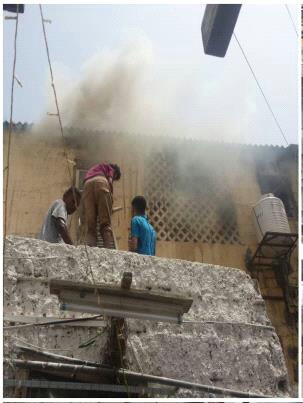 بالصور.. مليشيات " الإنتقالي " تحرق منزل مواطن شمالي في عدن.. ومواطنون ينقذون سكان المنزل من موت محقق