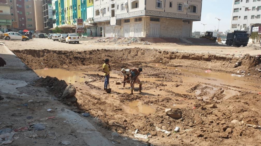 متنفذون يبسطون على شارع عام في عدن.. صور