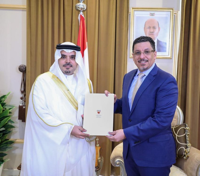 وزير الخارجية يتسلم نسخة من أوراق اعتماد سفير مملكة البحرين الغير مقيم لدى بلادنا