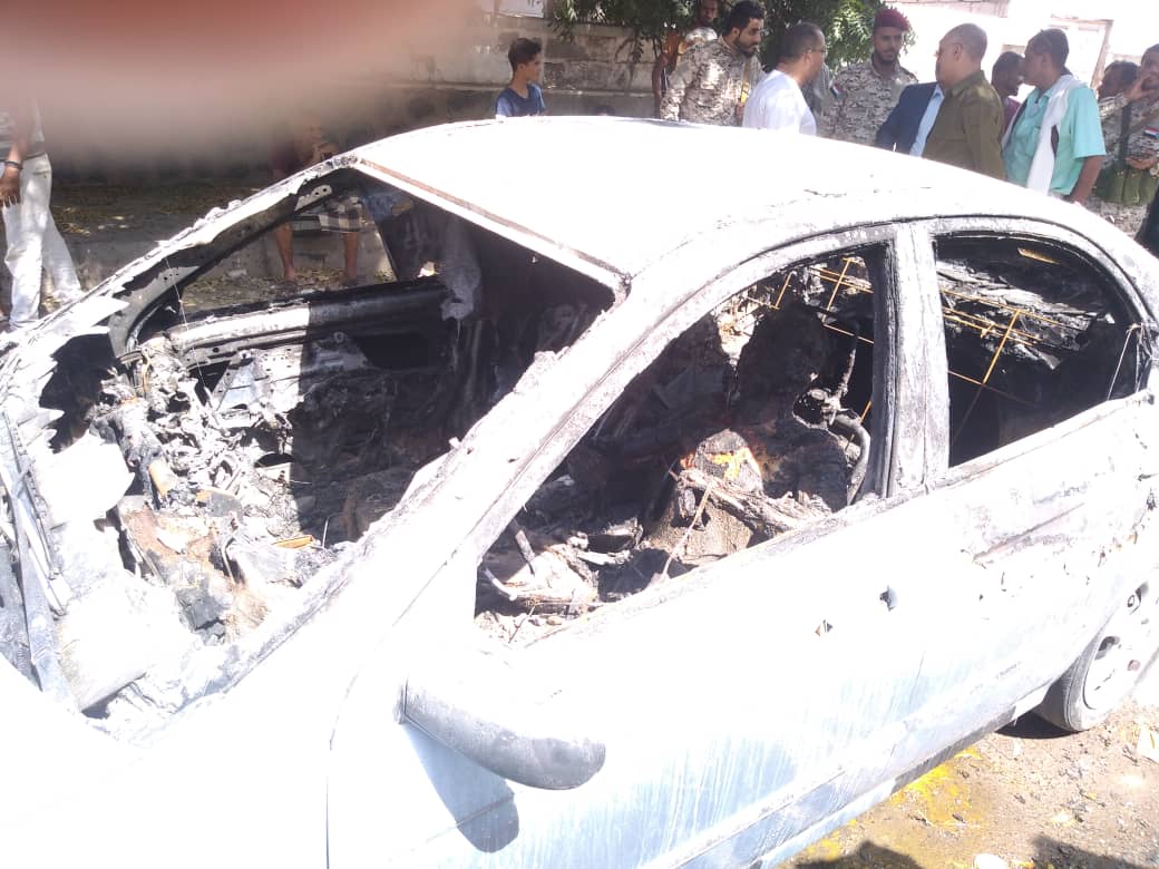 عاجل وبالصور: إحراق شخص داخل سيارته في عدن