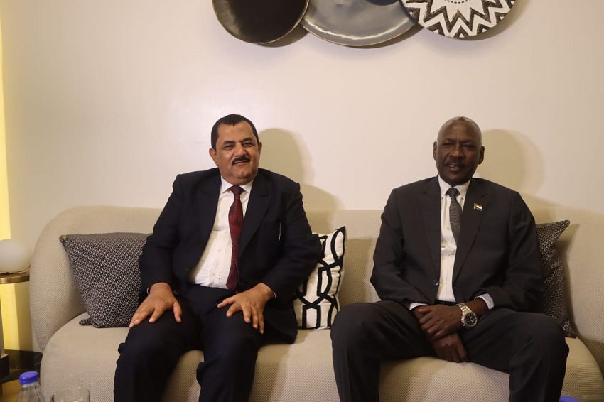 وزير الدفاع يصل السودان في زيارة رسمية لتعزيز التعاون العسكري بين البلدين الشقيقين
