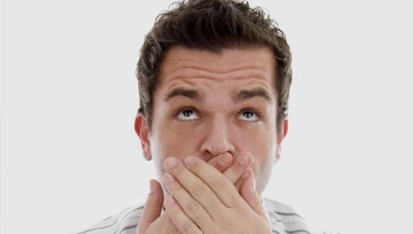 تعرف على سبع مواد طبيعية لعلاج رائحة الفم الكريهة