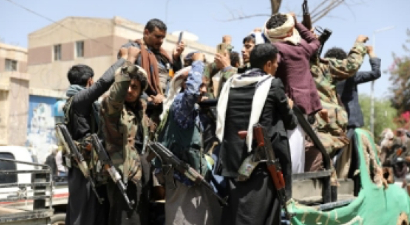 مليشيا الحوثي تعتدي بالضرب والحبس على مسؤولين حكوميين مواليين لها في مدينة إب
