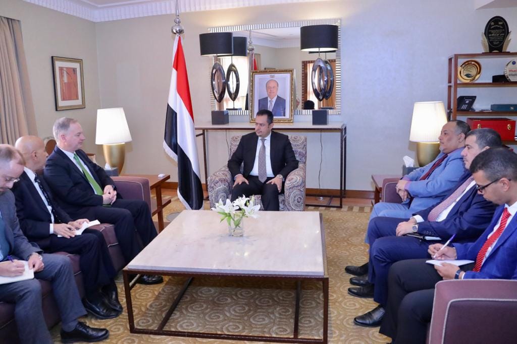 رئيس الوزراء الدكتور معين عبدالملك يلتقي السفير الأمريكي لدى اليمن