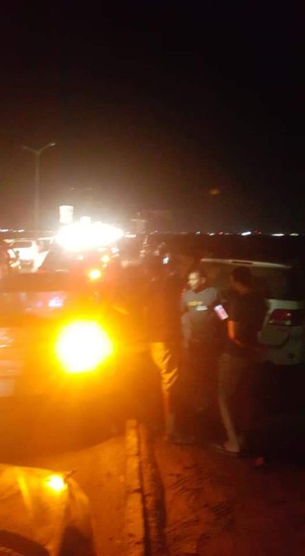 عاجل : محتجون يغلقون الطريق البحري احتجاجا على تردي اوضاع مدينة عدن(صور)