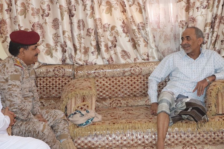 وزير الدفاع يزور اللواء الركن محمود الصبيحي في منزله بلحج