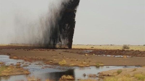 شاهد.. كميات من النفط تطفو على الأرض في محافظة "شبوة" وتكشف عن ثروة كبرى (صورة)